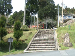 八津良神社全景